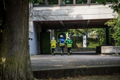 Waiblingen: Unbekannter Geruch loest Grosseinsatz an Schule aus - mehrere Schueler vom Rettungdienst versorgt